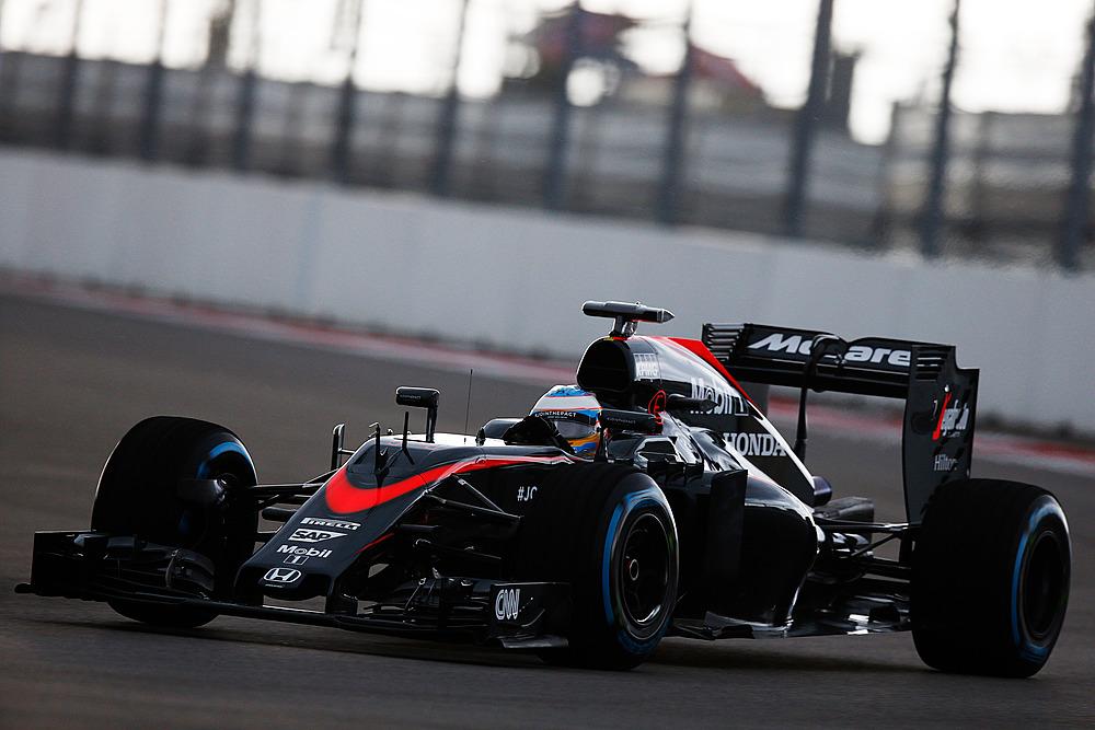 McLaren Fernanda Alonsa dostává pro druhý trénink starší motor