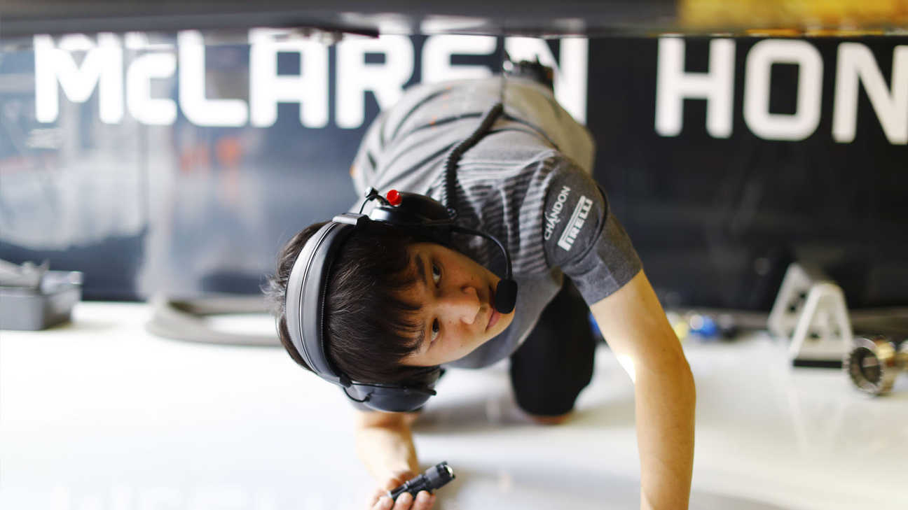 Mechanik McLarenu - Hondy zkoumá podlahu pod motorem