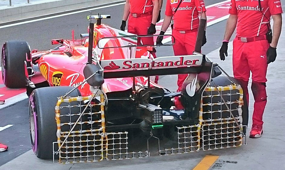 Ferrari se soustavou Pitotových trubic na zádi vozu